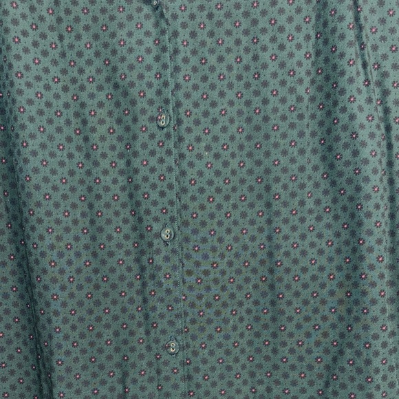 Chic Forest Green Button-Up Blouse - Picture 2 of 3
